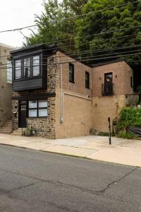 een stenen huis aan de kant van een straat bij Shurs Lane Cottage, EV Charging, Free Parking in Philadelphia