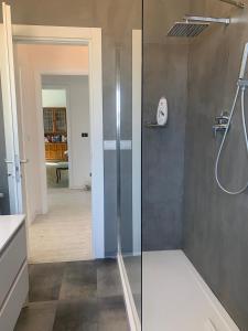 um chuveiro com uma porta de vidro na casa de banho em 2 bedrooms apartement with sea view and enclosed garden at Taormina 2 km away from the beach em Taormina