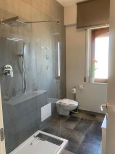 La salle de bains est pourvue d'une douche, de toilettes et d'un lavabo. dans l'établissement 2 bedrooms apartement with sea view and enclosed garden at Taormina 2 km away from the beach, à Taormine