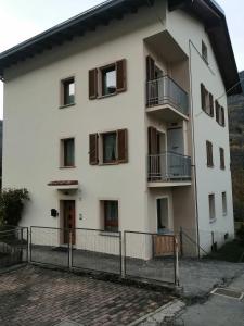 - un bâtiment blanc avec des fenêtres et un balcon dans l'établissement residenza " Il gufetto", à Lombro