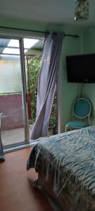 um quarto com uma cama e uma janela em Cabaña YaPide em Puerto Varas