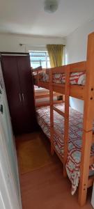 1 dormitorio con 2 literas y ventana en Cabaña YaPide en Puerto Varas