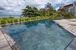 Kolam renang di atau dekat dengan Prestigious waterfront apartment with huge pool!