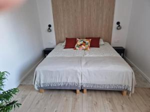 En eller flere senge i et værelse på Apartament Kartuzy Centrum