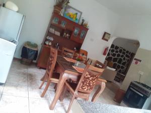 Kuchyň nebo kuchyňský kout v ubytování Gigi's Self Catering Apartment