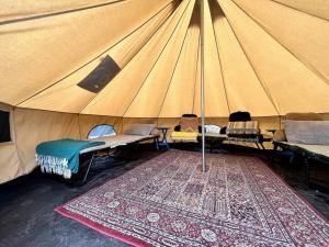 Ruang duduk di Peaceful 1BR Suite, Yurt and Barn in Cypress Park