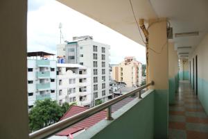 - un balcon offrant une vue sur les bâtiments dans l'établissement Saeng Chan Apartment, à Hat Yai