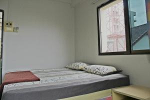 Tempat tidur dalam kamar di Saeng Chan Apartment
