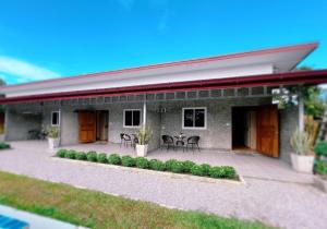 湄斯乐奈PP Pool Villa Maesalong Chiangrai的一座带庭院的房屋的模型