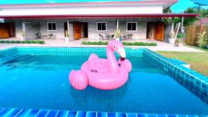 PP Pool Villa Maesalong Chiangrai内部或周边的泳池