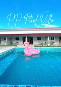 PP Pool Villa Maesalong Chiangrai内部或周边的泳池