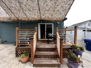 een veranda met een houten trap en een dak bij Serene Studio, Yurt Barn near DTLA Silverlake in Glendale