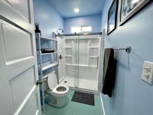 een kleine badkamer met een toilet en een douche bij Serene Studio, Yurt Barn near DTLA Silverlake in Glendale