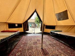 een tent met 2 bedden en een tapijt in een kamer bij Serene Studio, Yurt Barn near DTLA Silverlake in Glendale