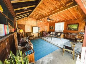 Serene Studio, Yurt Barn near DTLA Silverlake في غليندال: غرفة معيشة مليئة بالاثاث وسقف خشبي