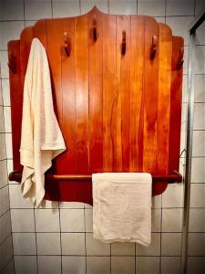 baño con 2 toallas colgadas en una pared de madera en Canto de Criador, en Alto Paraíso de Goiás