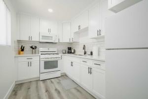 Chic 3 BR Home Minutes from USC, DTLA and KTown
