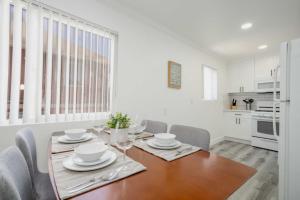 Chic 3 BR Home Minutes from USC, DTLA and KTown