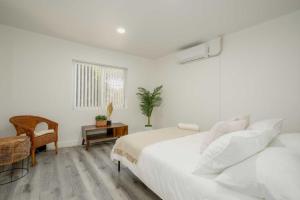 Chic 3 BR Home Minutes from USC, DTLA and KTown