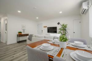 Chic 3 BR Home Minutes from USC, DTLA and KTown