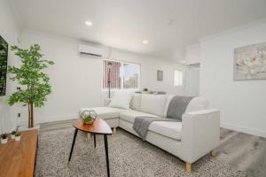 Chic 3 BR Home Minutes from USC, DTLA and KTown
