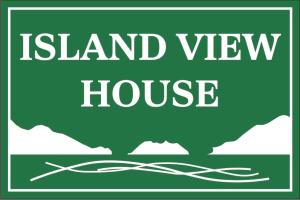una señal verde con las palabras "casa con vistas a la isla" en Island View House, en Ullapool