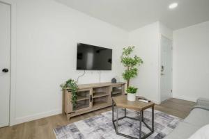 Modern 3BR Home USC, DTLA and Koreatown