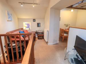 ein Wohnzimmer mit einem Sofa und einem Esszimmer in der Unterkunft Wood Cottage in Kendal