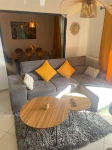 - un salon avec un canapé et une table en bois dans l'établissement Appartement proche gare TGV, à Nîmes
