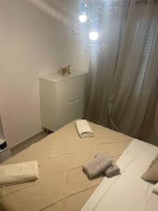 - une chambre avec un lit et 2 serviettes dans l'établissement Appartement proche gare TGV, à Nîmes