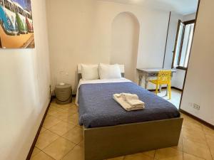 Un dormitorio con una cama con una toalla. en Palazzo Bianchetti en Treviso