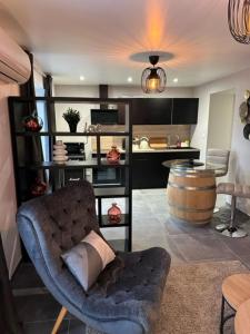 ein Wohnzimmer mit einem Stuhl und einem Weinfass in der Unterkunft Love Room Cocooning & Spa in Épinal