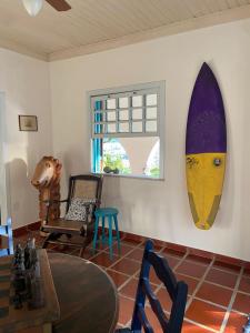 sala de estar con 2 tablas de surf en la pared en Casa Dos Arcos Bed and Breakfast, en Arraial do Cabo