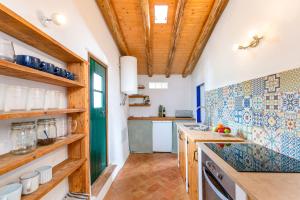 a kitchen with wooden ceilings and wooden counters at Da Casa Sesta in Sagres