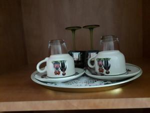 two tea mugs on a plate on a table at aux pieds des vignes in Ingersheim