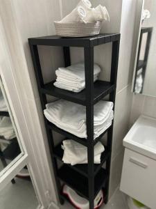 a black towel rack in a bathroom with towels at Şehir Merkezinde Daire in Antalya