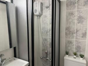 een douche in een badkamer met een telefoon aan de muur bij Şehir Merkezinde Daire in Antalya