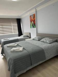 een slaapkamer met 2 bedden en handdoeken bij Şehir Merkezinde Daire in Antalya