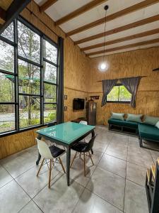 salon ze stołem i krzesłami w obiekcie Molco Cabins Loft w mieście Pucón