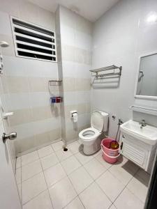 een badkamer met een toilet en een wastafel bij THE BLUE HOUSE in Kamunting
