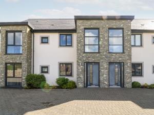 una imagen de una casa con entrada en Cysgod Y Capel, en Benllech