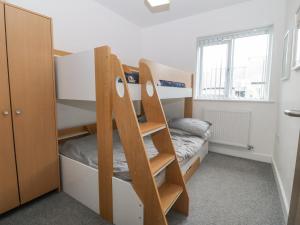 Habitación pequeña con literas y 1 cama en Cysgod Y Capel, en Benllech