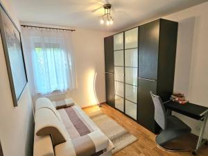 sala de estar con sofá blanco y escritorio en Apartament 20 metrów od plaży - Gdańsk Brzeźno en Gdansk