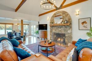 sala de estar con sofá y chimenea en Lakefront Landrum Home with Deck, Fire Pit and Kayaks!, en Landrum