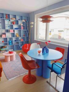 - une salle de jeux pour enfants avec une table et des chaises dans l'établissement Ihana kaksio Linnanmäen vieressä, à Helsinki