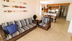 Sala de estar con 2 sofás y mesa en 1079 - Apartamento com vista para o mar em Bombinhas, en Bombinhas