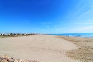 プエルト・デ・サグントにあるGlobal Properties, Practico apartamento en Puerto de Sagunto cerca de la playaの砂浜