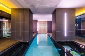 ein großer Pool in einem Gebäude mit Pool in der Unterkunft Relaxing 1br1ba Apartment In Melbourne Cbd in Melbourne