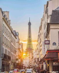 a city street with the eiffel tower in the background at Appartement Quartier Tour Eiffel in Paris