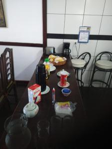 una mesa con comida y bebidas encima en Casa com piscina e sauna em Petrópolis, en Petrópolis